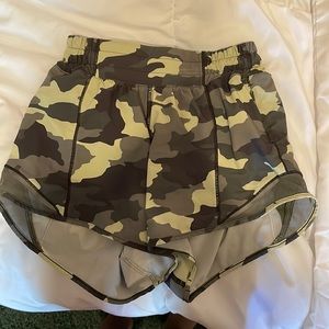Lululemon Camo hottie hot 2.5 inch shorts